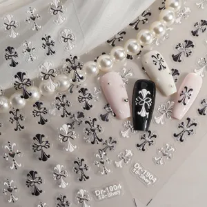 Vista dettagliata degli adesivi per nail art con croce gotica in rilievo 5D argento.