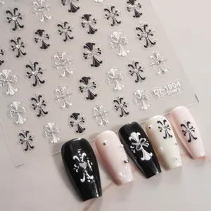 Adesivi per unghie croce gotica in rilievo 5D, decalcomanie nail art colore argento e nero.