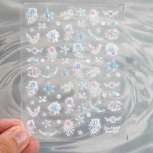 Magnifiques autocollants d'ongles irisés gaufrés 5D avec de jolies méduses et des coquillages.
