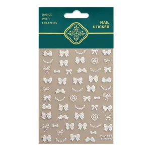 5D in reliëf gemaakte nagelstickers met elegante witte strikken en pareldetails voor nail art.