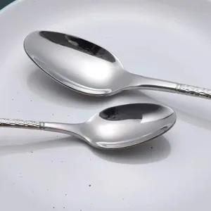 Nahaufnahme des Edelstahlobjekts mit gehämmertem Griffdesign und glänzender Löffelschale.