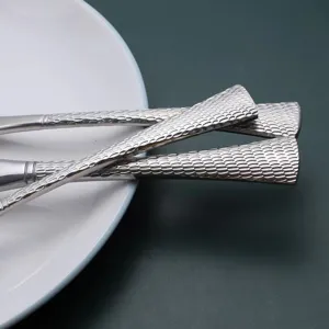 Edelstahl Besteck Griff Detail mit kreativem strukturiertem Design für Küche und Hotel.