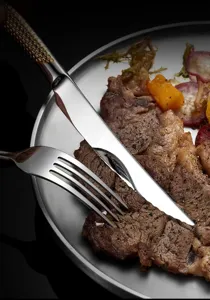 Set de couteau à steak et fourchette en acier inoxydable avec manche texturé élégant.