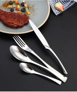 Dettaglio posate in acciaio inossidabile con coltello forchetta e cucchiaio lucidi.
