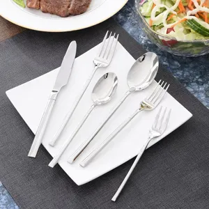 Nahaufnahme des Bestecksets aus Edelstahl, spiegelpolierte Tischmesser Gabel Löffel Details.