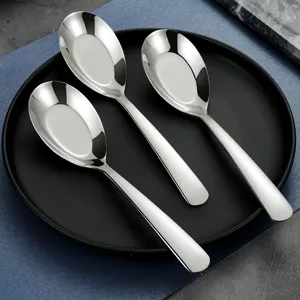Set di cucchiai in acciaio inossidabile, cucchiai da zuppa piatti a manico lungo per uso domestico quotidiano.