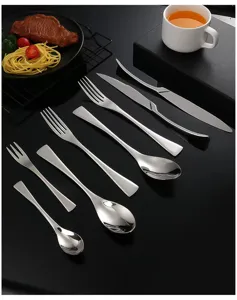 Set di posate in acciaio inossidabile con coltelli e forchette per ristorante di hotel.