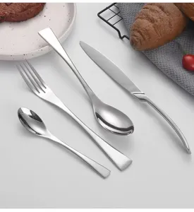 Set di posate in acciaio inox con coltello forchetta e cucchiai per tavola elegante.