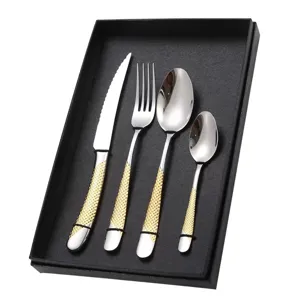Set de couverts en acier inoxydable avec poignées texturées dorées, élégant coffret cadeau.