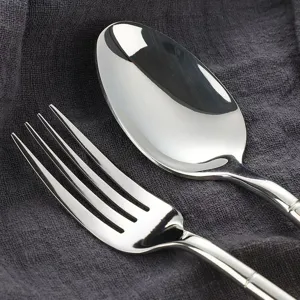 Edelstahl Esslöffel und Gabel Besteckset mit polierter Oberfläche für Küche und Tisch.