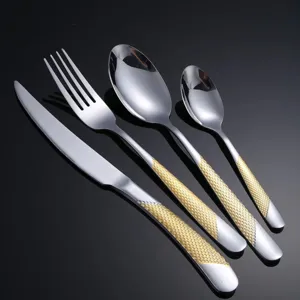 Set de couverts en acier inoxydable avec poignées dorées, couteau, fourchette et cuillères.