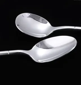 Detailansicht polierter Edelstahlloeffel mit glatter Spiegeloberflaeche und edlem Design.