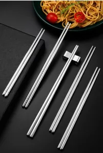 Set di bacchette quadrate in acciaio inossidabile con supporto, stoviglie in metallo per la casa.