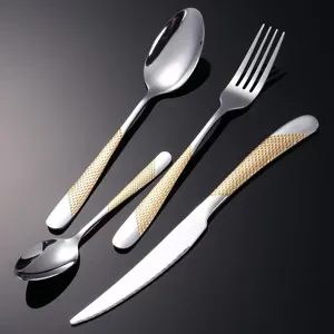 Ensemble de couverts en acier inoxydable avec poignée texturée dorée de luxe.