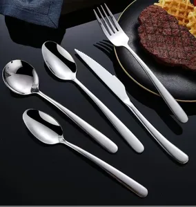 Dettaglio del set di posate in acciaio inossidabile, elegante forchetta, coltello e cucchiai.