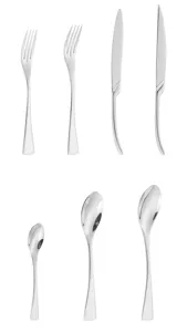 Set di posate in acciaio inossidabile con forchette, coltelli e cucchiai moderni.