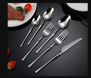 Set de couverts en acier inoxydable couteau à steak épais fourchette cuillère de luxe.