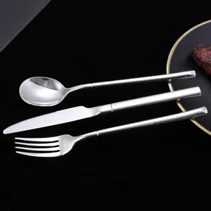 Edelstahl Besteckset mit Messern, Gabeln und Löffeln für moderne Küche und Restaurant.