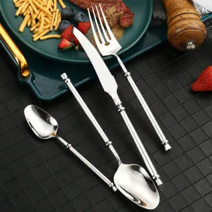 Set di posate in acciaio inossidabile dal design vintage, con coltello da bistecca e cucchiaio.