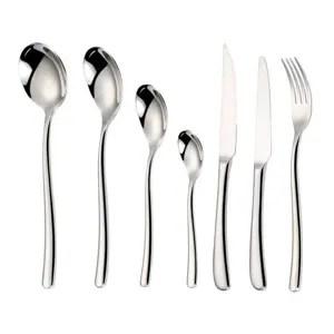 Edelstahl Besteckset, elegante Essmesser, Gabeln und Löffel für die moderne Küche.