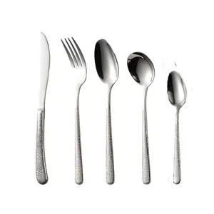 Set di posate in acciaio inossidabile con manici lavorati, elegante per cucina e sala da pranzo.