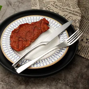 Set di coltelli e forchette da bistecca in acciaio inossidabile per ristorante e cucina tavola.