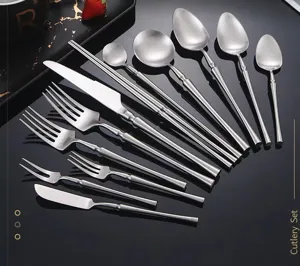 Ensemble de couverts en acier inoxydable moderne avec un design de poignee fine pour table.