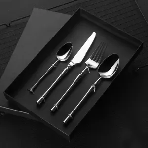 Ensemble de couverts en acier inoxydable 304 avec poignée fine pour une table élégante.