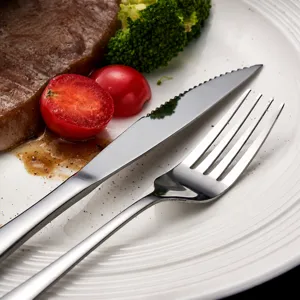 Juego de cuchillos y tenedores de vajilla occidental de acero inoxidable para cocina.