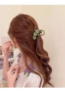 Detail view of a green heart hair claw clip, featuring a translucent jelly design for sweet hairstyles.