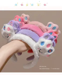 Detailopname van pluche kattenpoot haarbanden met zachte stof en mooie borduurdetails.