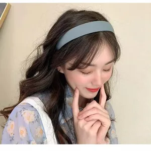 Simple matte wide headband for women, fashionable solid color hair hoop for daily wear.