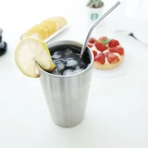 Edelstahl Strohhalm Becher Set mit Metallhalm und Zitrone, ideal für kalte Getränke.
