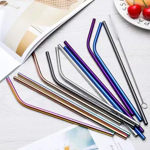 Buntes Edelstahl Trinkhalme Set mit Reinigungsbürste für Säfte und Cocktails.