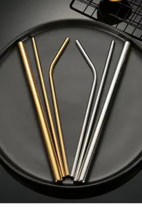 Detailaufnahme der Edelstahl-Strohhalme mit edlem, titandraht-vergoldetem Finish.