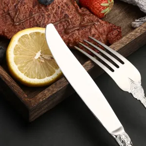 Set de cubiertos de acero inoxidable con relieve vintage, cuchillo y tenedor elegantes.