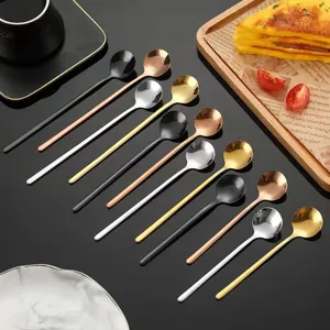 Dettaglio cucchiaio in acciaio inossidabile, elegante cucchiaio lungo per caffè e dessert.