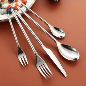 Ensemble de couverts en acier inoxydable à long manche, élégante fourchette, couteau et cuillère.