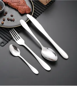 Primo piano dettaglio set posate acciaio inossidabile coltello forchetta cucchiaio.