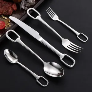 Set di posate in acciaio inox con manico ad anello, coltello da bistecca, forchetta e cucchiaio.