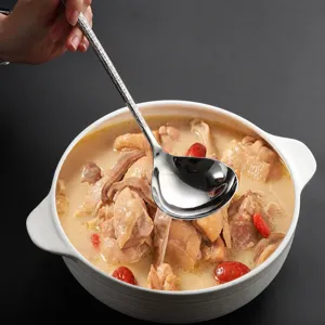 Belle louche à soupe martelée en acier inoxydable pour cuisine et service de fondue.