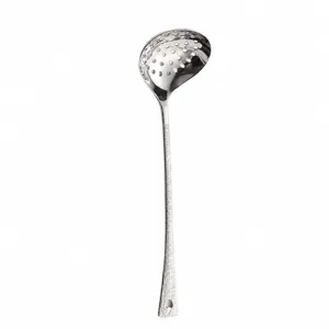 Cuillère écumoire en acier inoxydable avec poignée martelée, idéale pour la cuisine et la fondue.