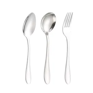 Set di posate in acciaio inossidabile con cucchiai e forchetta per casa e ristorante.