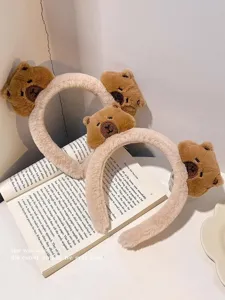 Pluche capybara haarband detail met zacht materiaal en mooie schattige dierendecoratie.