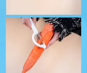 Nahaufnahme des Edelstahl Gemüseschälers mit weißem Griff beim leichten Karottenschälen.
