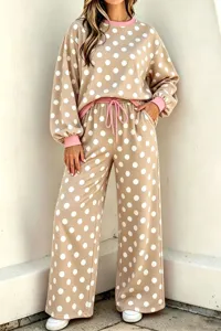 Beige stippen loungewear set met roze accenten, comfortabele top met lange mouwen en broek.