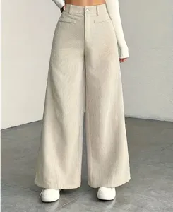 Detailweergave van de beige ribfluwelen damesbroek met hoge taille en wijde pijpen.