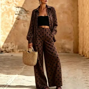 Ensemble chic à pois marron, chemise décontractée et pantalon large pour femmes.