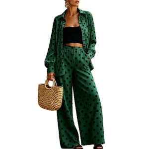 Ensemble deux pièces vert à pois pour femme chemise manches longues et pantalon large chic