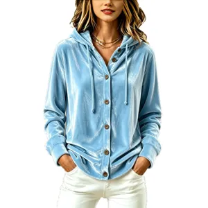 Veste cardigan à capuche en velours bleu clair pour femme avec boutons et manches longues.